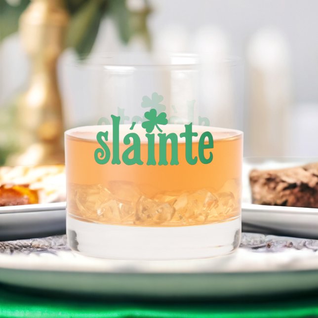 St Patricks Day Slainte Cheers Whiskyglas (St Patricks Day Slainte Cheers Whiskey Glass from Ricaso. Fun Irish themed glass for St Paddy's Day)