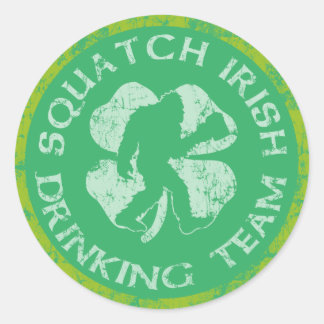 St Patrick's Day Squatch Irish Drinking Team Runder Aufkleber
