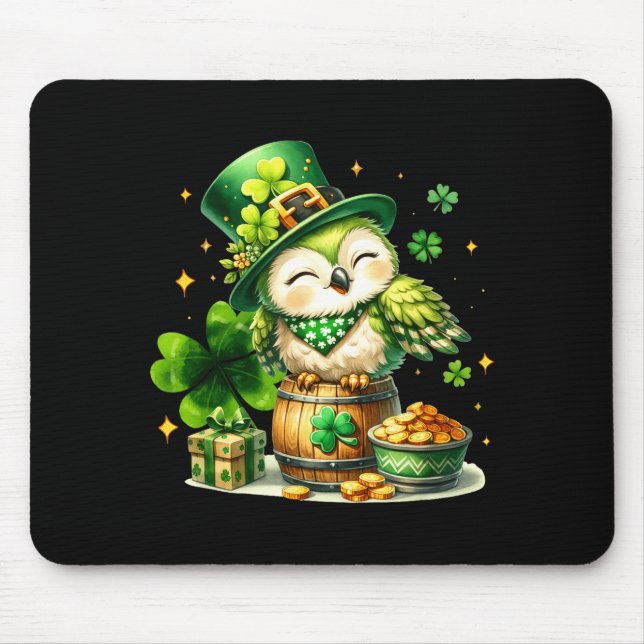St. Patricks Day Tier Eule hält irisches Kleeblatt Mousepad (Vorne)