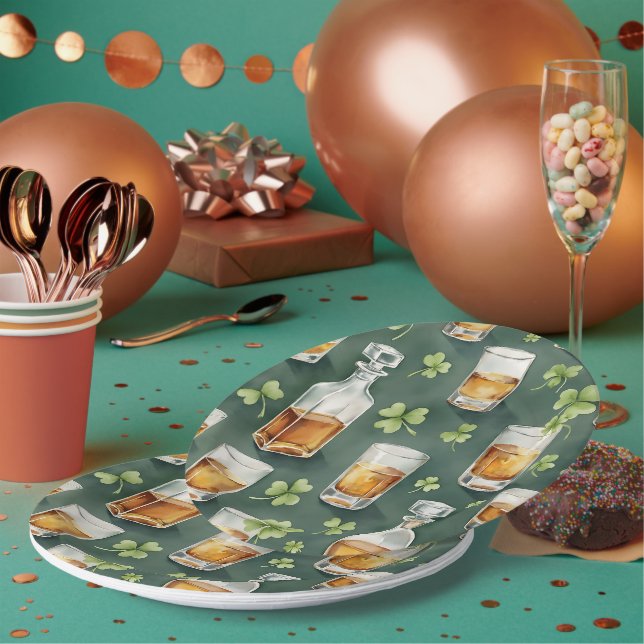 St. Patrick's Day Whiskey and Shamrocks Pattern Pappteller (Multi)