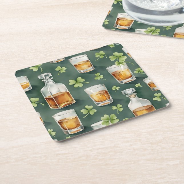 St. Patrick's Day Whiskey and Shamrocks Pattern Rechteckiger Pappuntersetzer (angewinkelt)
