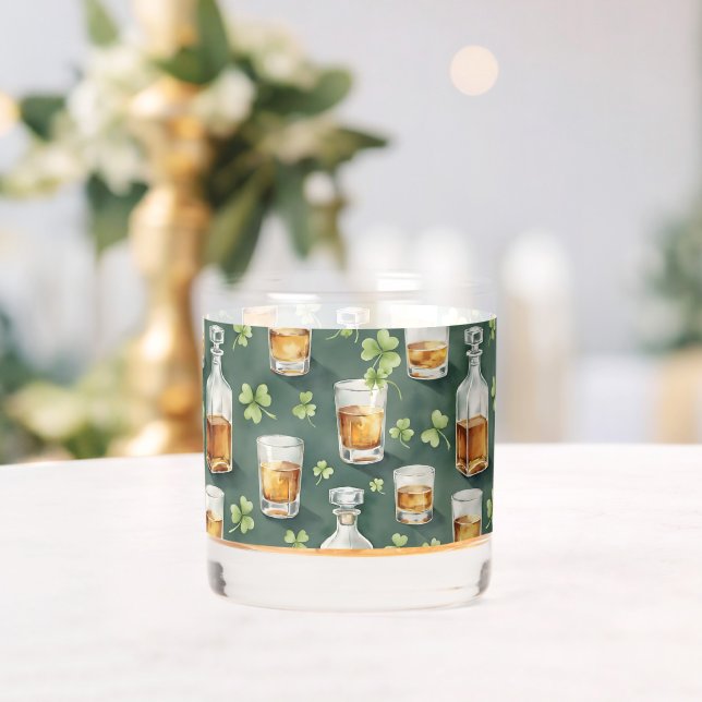 St. Patrick's Day Whiskey und Shamrocks Muster Whiskyglas (Insitu (Hochzeit))