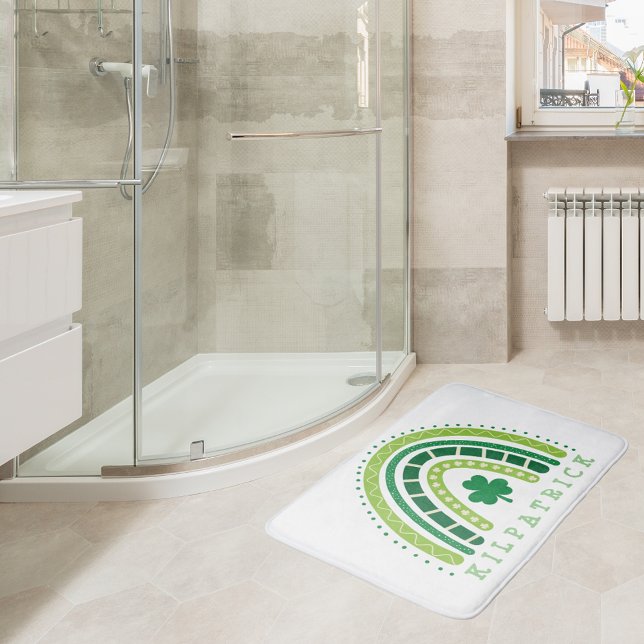 St. Patrick's Rainbow | Happy Whimsical Kleeblatt Badematte (St. Patrick's Rainbow | Happy Whimsical Shamrock Bath Mat)