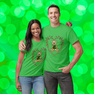 St Patrick's Teddy Bear in Clovers Herz Unisex T-Shirt