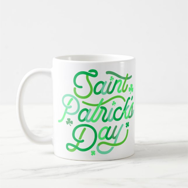St. Patricks Typografie |Happy Whimsical Kleeblatt Kaffeetasse (Links)
