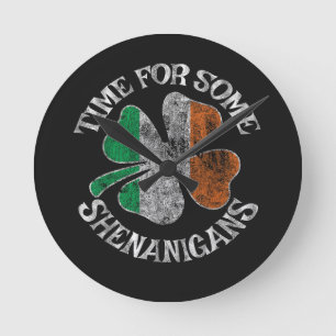 St. Patricks Zeit für ein paar Schabernack Kleebla Runde Wanduhr