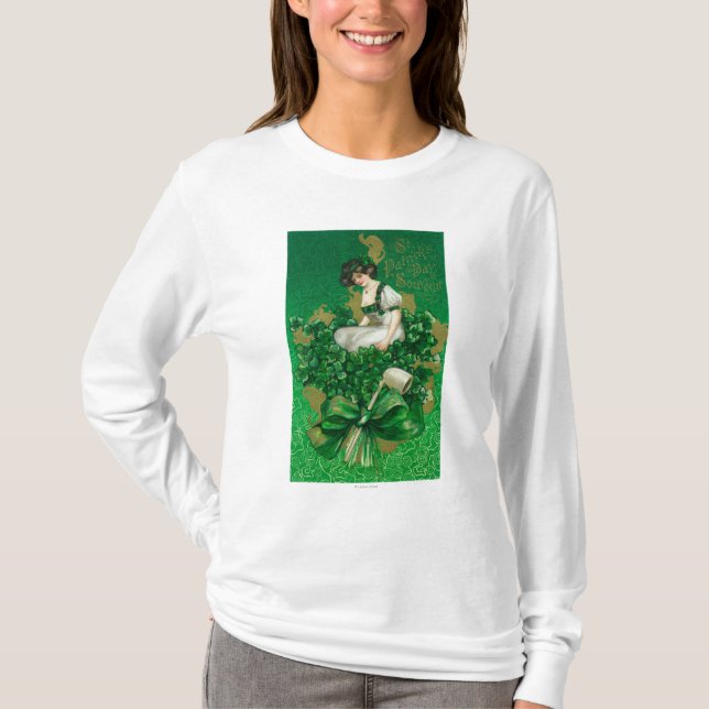 St- Patricktagesandenken-Frau auf Klee-Szene T-Shirt (Vorderseite)