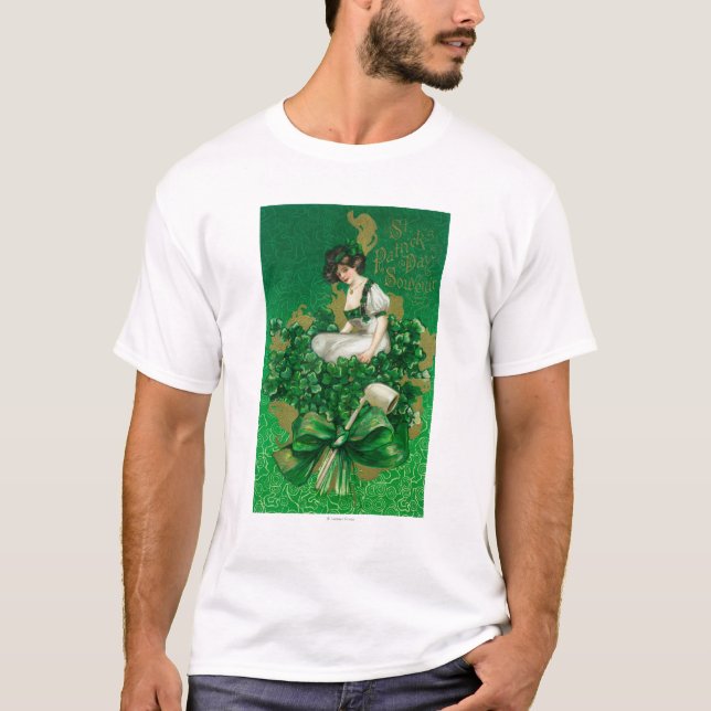 St- Patricktagesandenken-Frau auf Klee-Szene T-Shirt (Vorderseite)