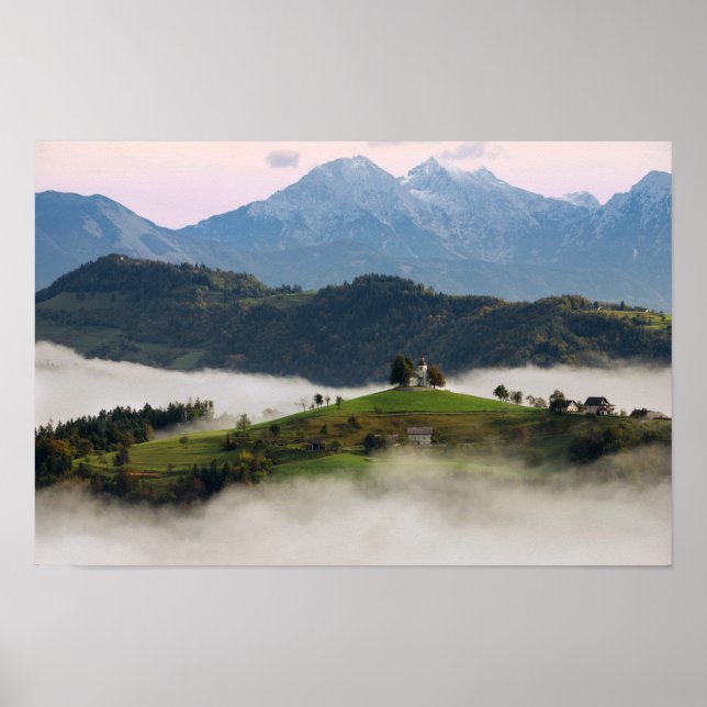 St. Thomas Kirche und Berge in Slowenien Poster (Vorne)