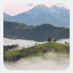 St. Thomas Kirche und Berge, Slowenischer Aufklebe Quadratischer Aufkleber