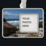 St. Thomas Rocky Beach Rahmen-Ornament Silber<br><div class="desc">Eine unserer Touren in Saint Thomas, USVI, führte uns an diesen felsigen Strand. Der Kontrast des blauen Himmels und der Ozeanwellen zu den rosa und orangefarbenen Tönen der Felsen machte dieses Bild zu einem unwiderstehlichen Bild. Karo in unserem Shop für mehr Fotos an der Küste der Insel. Dieses Bild wird...</div>