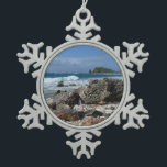 St. Thomas Rocky Beach Schneeflocken Zinn-Ornament<br><div class="desc">Eine unserer Touren in Saint Thomas, USVI, führte uns an diesen felsigen Strand. Der Kontrast des blauen Himmels und der Ozeanwellen zu den rosa und orangefarbenen Tönen der Felsen machte dieses Bild zu einem unwiderstehlichen Bild. Karo in unserem Shop für mehr Fotos an der Küste der Insel. Dieses Bild wird...</div>