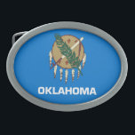 STAAT OKLAHOMA FLAG OVALE GÜRTELSCHNALLE<br><div class="desc">Die Oklahoma-Staatsflagge besteht aus einem traditionellen Büffelhaut-Schild der Osage Nation mit sieben Adlerfedern auf einem Himmelsblau-Feld der Choctaw.</div>