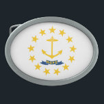 STAAT RHODE OVALE GÜRTELSCHNALLE<br><div class="desc">Die Staatsflagge der Insel Rhode ist weiß und besteht aus einem goldenen Anker in der Mitte (ein Symbol für Hoffnung), umgeben von dreizehn Goldstern (für die ursprünglichen 13 Kolonien und Rhode Island als der 13. Staat zur Ratifizierung der Verfassung). Ein blaues Band unter dem Anker trägt das Motto des Staat...</div>