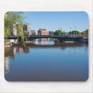Staat Straßenbrücke durch den Fluss Milwaukee Mousepad