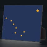 Staatsflagge Alaska Fotoplatte<br><div class="desc">Feiern Sie den Stolz und das Erbe Alaskas mit unserer exklusiven Plakette mit der Flagge von Alaska! Diese mit viel Liebe zum Detail gestaltete Plakette ist mehr als nur ein Dekorationsstück; sie ist eine Hommage an Alaskan Erbe und kulturellen Stolz. Das Design zeigt das ikonische Big Dipper- und North Star-Emblem...</div>