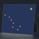 Staatsflagge Alaska Fotoplatte<br><div class="desc">Feiern Sie den Stolz und das Erbe Alaskas mit unserer exklusiven Plakette mit der Flagge von Alaska! Diese mit viel Liebe zum Detail gestaltete Plakette ist mehr als nur ein Dekorationsstück; sie ist eine Hommage an Alaskan Erbe und kulturellen Stolz. Das Design zeigt das ikonische Big Dipper- und North Star-Emblem...</div>