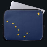 Staatsflagge Alaska Laptop Sleeve<br><div class="desc">Schützen und personalisieren Sie Ihren Laptop mit unserem exklusiven Laptop-Ärmel mit der Flagge von Alaska! Dieser Laptop-Ärmel ist mit viel Liebe zum Detail gestaltet und ist mehr als nur eine Schutzhülle; er ist eine Feier des Alaskan-Erbes und des kulturellen Stolzes. Das Design zeigt das ikonische Big Dipper- und North Star-Emblem...</div>