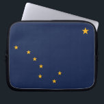 Staatsflagge Alaska Laptop Sleeve<br><div class="desc">Schützen und personalisieren Sie Ihren Laptop mit unserem exklusiven Laptop-Ärmel mit der Flagge von Alaska! Dieser Laptop-Ärmel ist mit viel Liebe zum Detail gestaltet und ist mehr als nur eine Schutzhülle; er ist eine Feier des Alaskan-Erbes und des kulturellen Stolzes. Das Design zeigt das ikonische Big Dipper- und North Star-Emblem...</div>