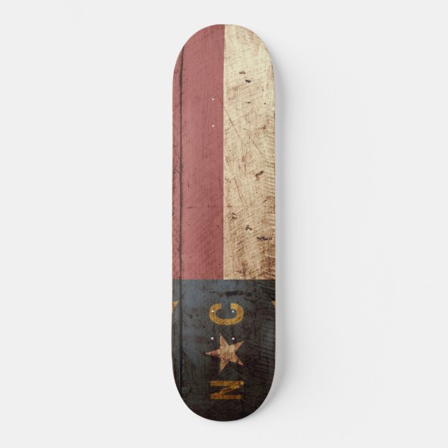 Staatsflagge von North Carolina auf Altholzkörner Skateboard (Vorderseite)