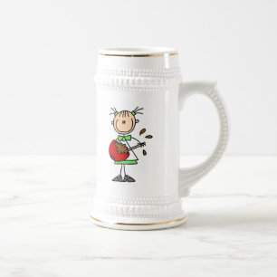 Stäbchenfigur-Bäcker mischt Teig Bierglas
