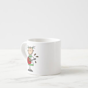 Stäbchenfigur-Bäcker mischt Teig Espressotasse