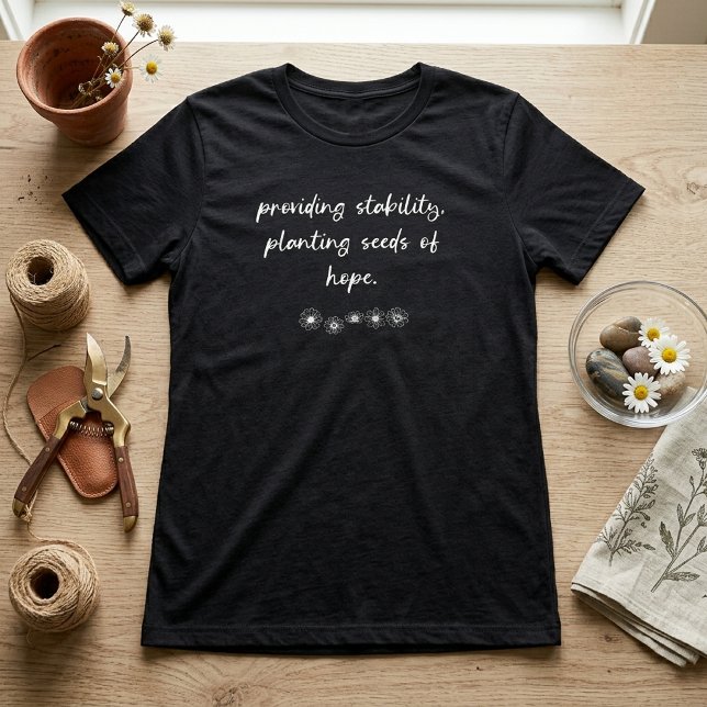 Stabilität schaffen, Hoffnung säen fördern T-Shirt (Von Creator hochgeladen)