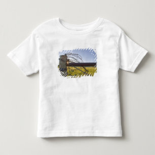 Stacheldraht auf Zaunreihe nahe Kleinkind T-shirt
