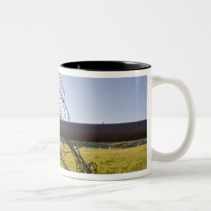 Stacheldraht auf Zaunreihe nahe zusammengerollt Zweifarbige Tasse