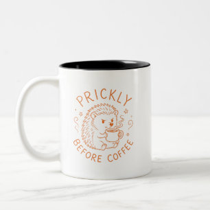 Stacheliger Igel vor dem Kaffee Zweifarbige Tasse