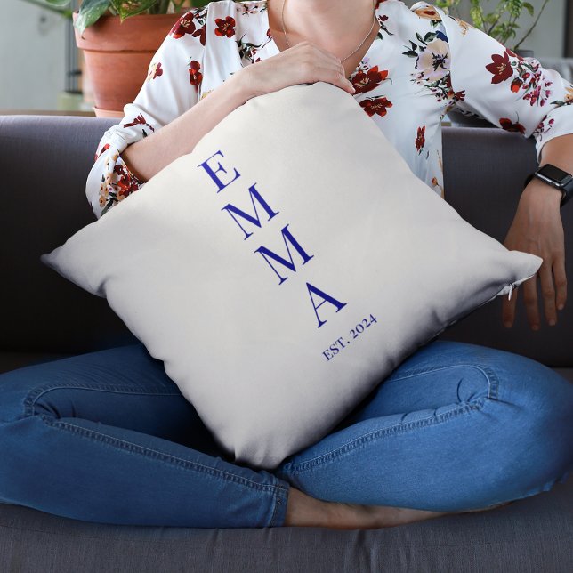 Stack mit vertikalem Fett-Namen Kissen (Throw pillow with vertically stacked bold name design and small phrase est. 2024 below.)