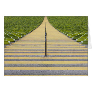 Stadionstreppenhaus zwischen Reihen der grünen