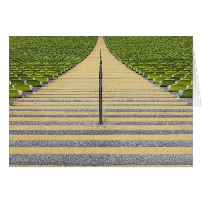 Stadionstreppenhaus zwischen Reihen der grünen (Vorderseite (Horizontal))