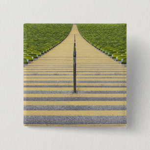 Stadionstreppenhaus zwischen Reihen der grünen Button