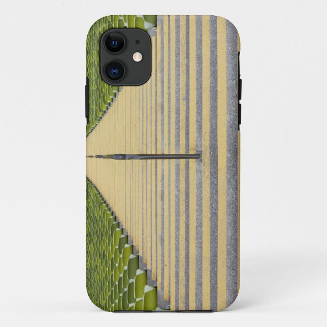 Stadionstreppenhaus zwischen Reihen der grünen Case-Mate iPhone Hülle (Rückseite)