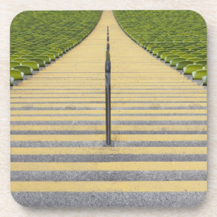 Stadionstreppenhaus zwischen Reihen der grünen Getränkeuntersetzer