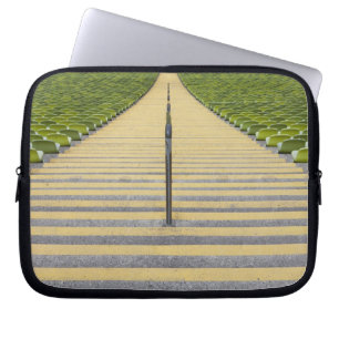 Stadionstreppenhaus zwischen Reihen der grünen Laptopschutzhülle