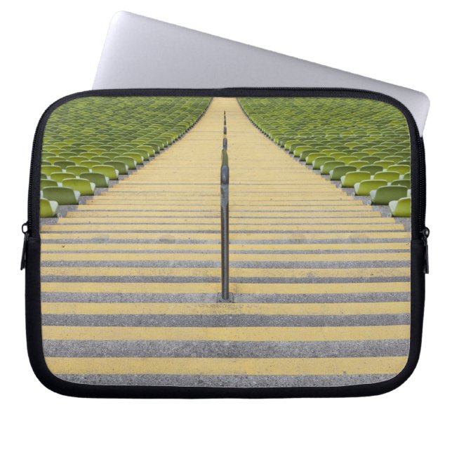 Stadionstreppenhaus zwischen Reihen der grünen Laptopschutzhülle (Vorderseite)