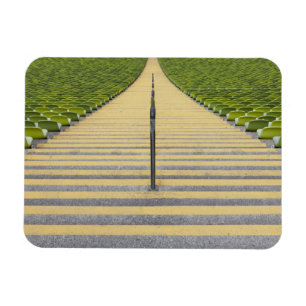 Stadionstreppenhaus zwischen Reihen der grünen Magnet