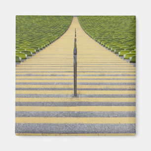 Stadionstreppenhaus zwischen Reihen der grünen Magnet