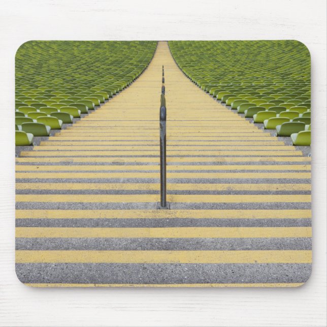 Stadionstreppenhaus zwischen Reihen der grünen Mousepad (Vorne)