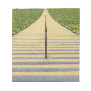 Stadionstreppenhaus zwischen Reihen der grünen Notizblock