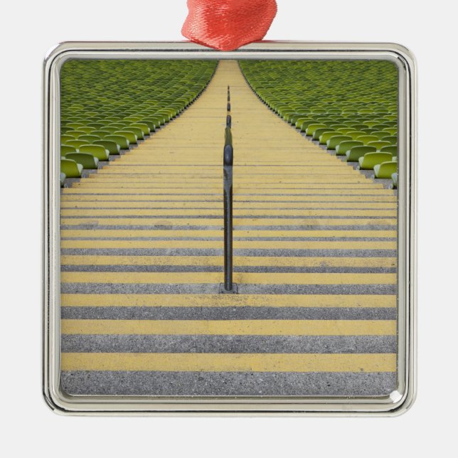 Stadionstreppenhaus zwischen Reihen der grünen Ornament Aus Metall (Vorne)