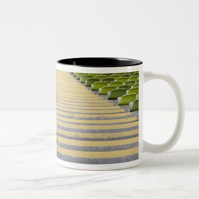 Stadionstreppenhaus zwischen Reihen der grünen Zweifarbige Tasse (Rechts)