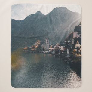 STADT AM GEWÄSSER UND DEN BERGEN SHERPADECKE