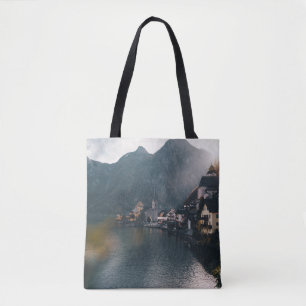 STADT AM STRAND VON WASSER UND BERGEN