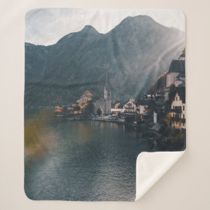 STADT AM STRAND VON WASSER UND BERGEN SHERPADECKE