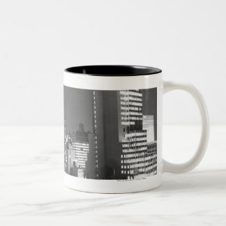 Stadt-Gebäude nachts B&W, erhöhte Ansicht Zweifarbige Tasse