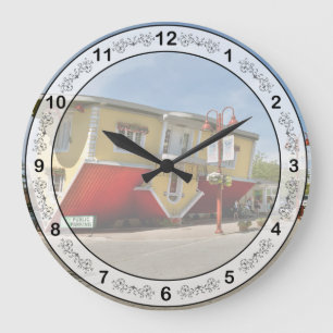 Stadt - Kanada - Das auf dem Kopf stehende Haus Große Wanduhr