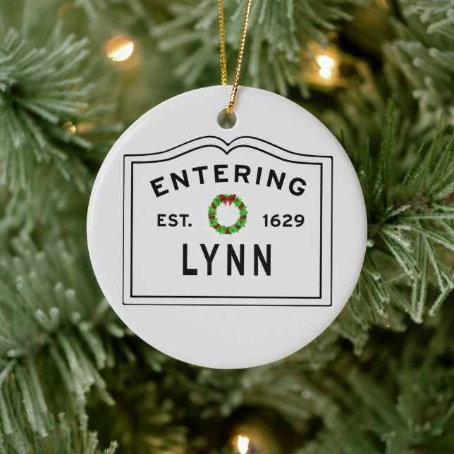 Stadt Lynn Holiday Wreath Keramik Ornament (Baum)